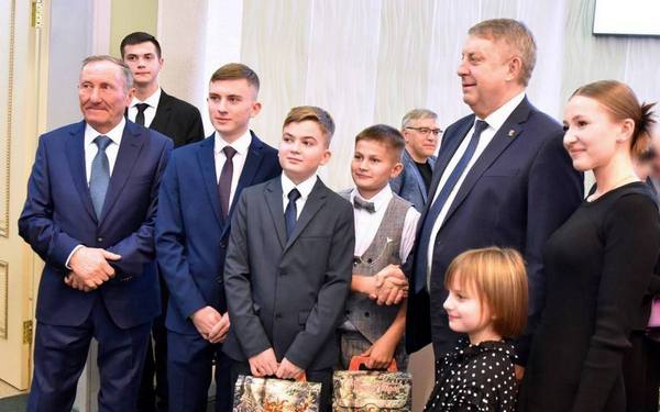 В Брянской области в 2025 году продолжится поддержка семей с детьми