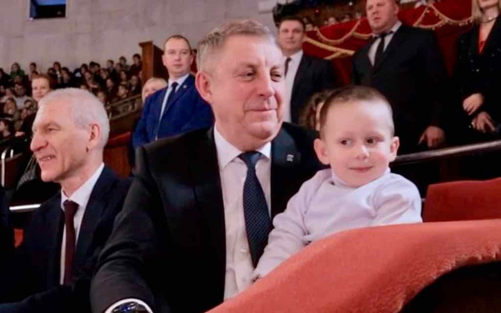 Губернатор Александр Богомаз поздравил брянских детей с наступающим Новым годом