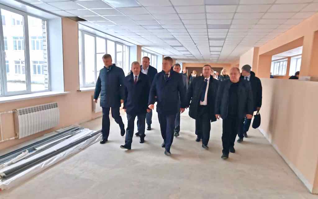 Губернатор Александр Богомаз проверил ход капремонта в Дубровской школе № 2