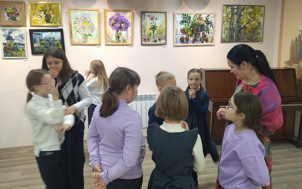 В библиотеке Брянска художник Елена Чмыхова провела творческий урок