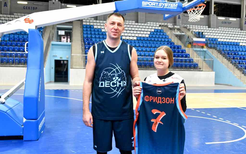 Тоня Василевская из Новозыбкова сыграла в баскетбол с Виталием Фридзоном