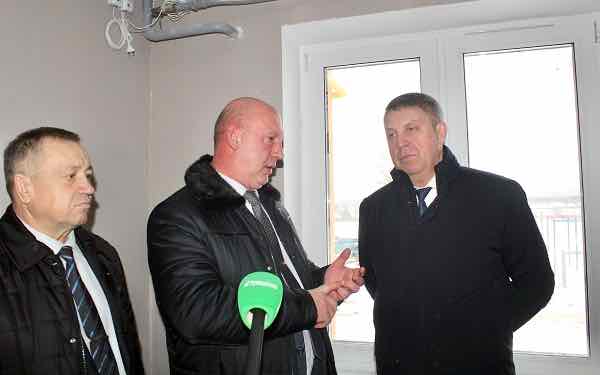 Губернатор Брянщины посетил построенный для детей–сирот дом в посёлке Латыши