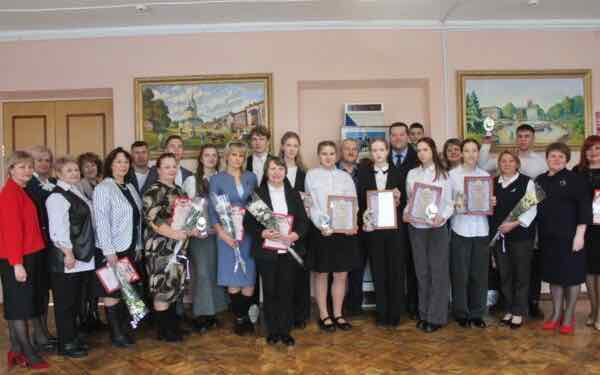 Карачевским школьникам вручили сертификаты на именные стипендии