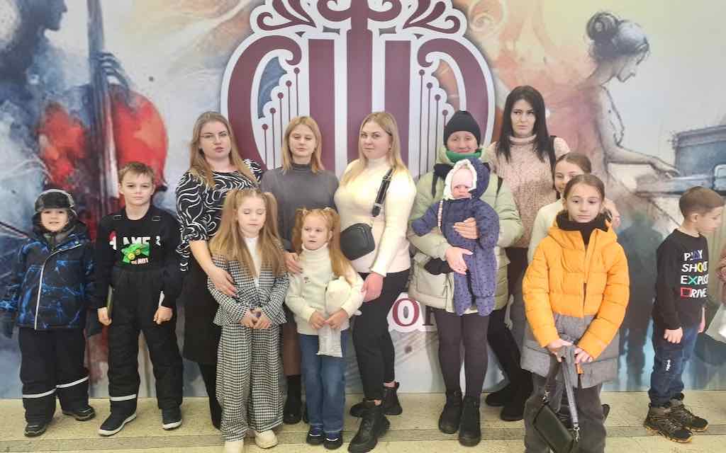 Семьи героев СВО посетили сказочное театрализованное представление «У Лукоморья»