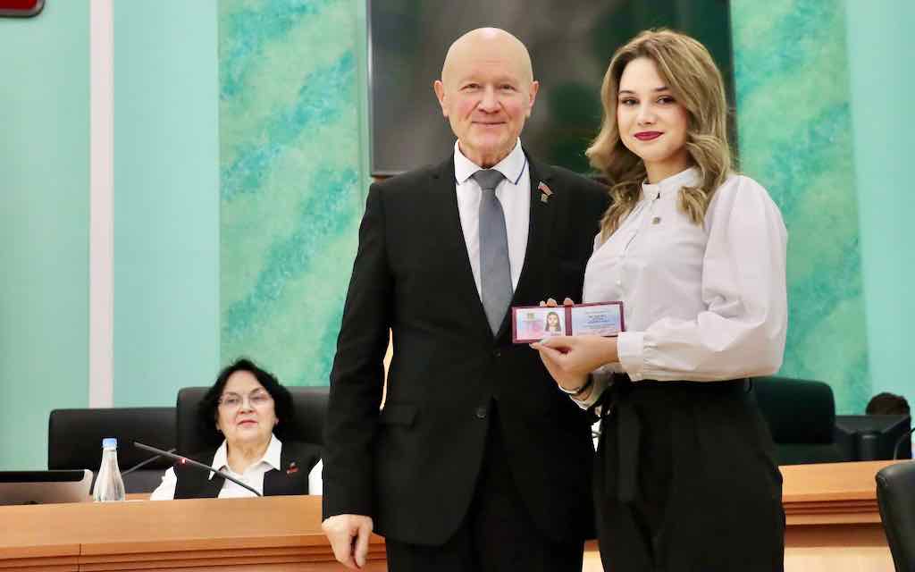 Членам Молодёжного парламента Брянской области VIII созыва вручили удостоверения