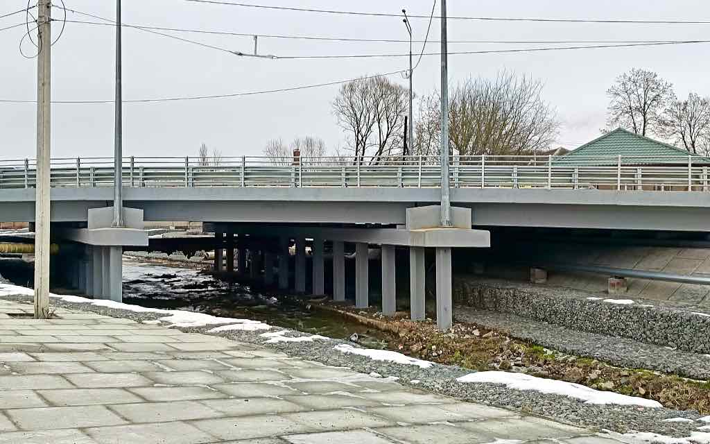 В брянских Клинцах капитально отремонтировали мост через реку Московка