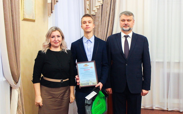 В Брянской Облдуме состоялось торжественное награждение победителей конкурса ко Дню Конституции «Актуальные проблемы защиты конституционных прав и свобод ребенка в России. Пути решения на законодательном уровне»