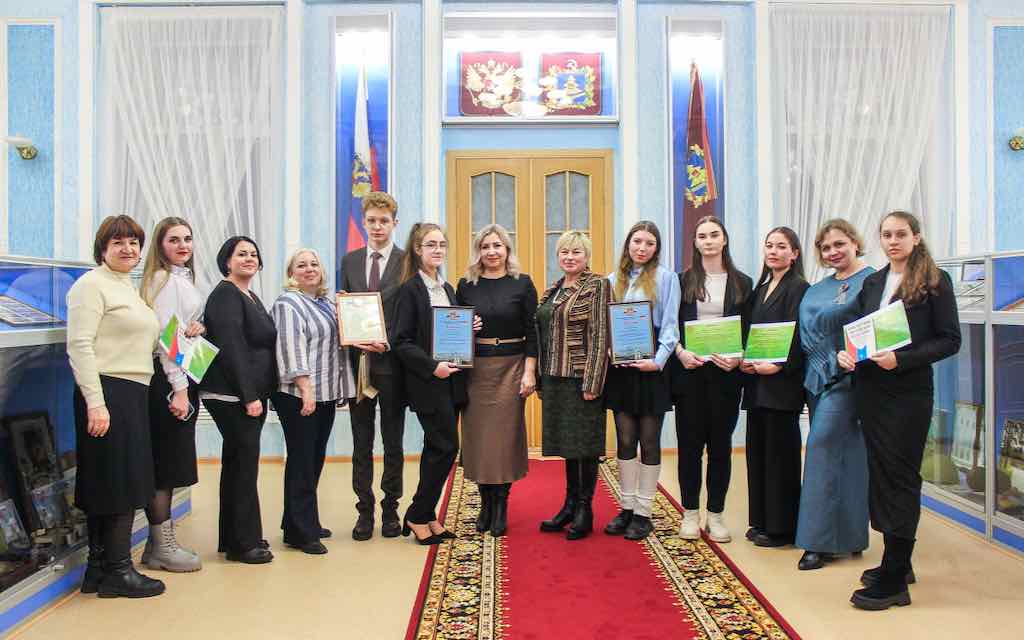 В Брянске наградили победителей правового конкурса ко Дню Конституции