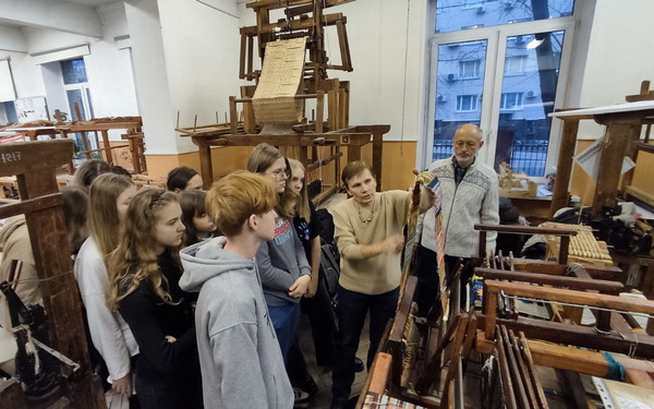 Для школьников из брянского Новозыбкова провели экскурсию в знаменитой «Строгановке»