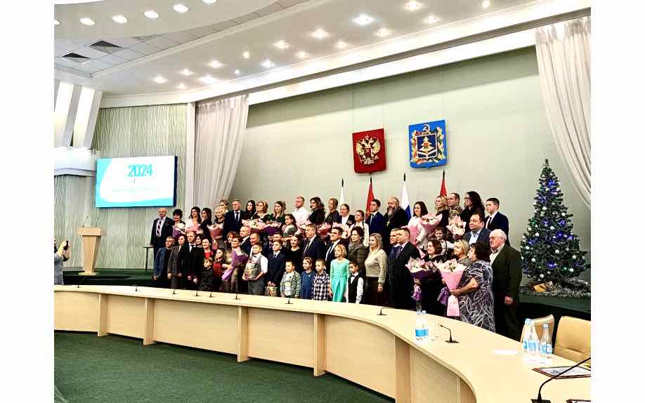 Александр Богомаз вручил семье Ляпченковых диплом победителя конкурса «Семья года 2024»