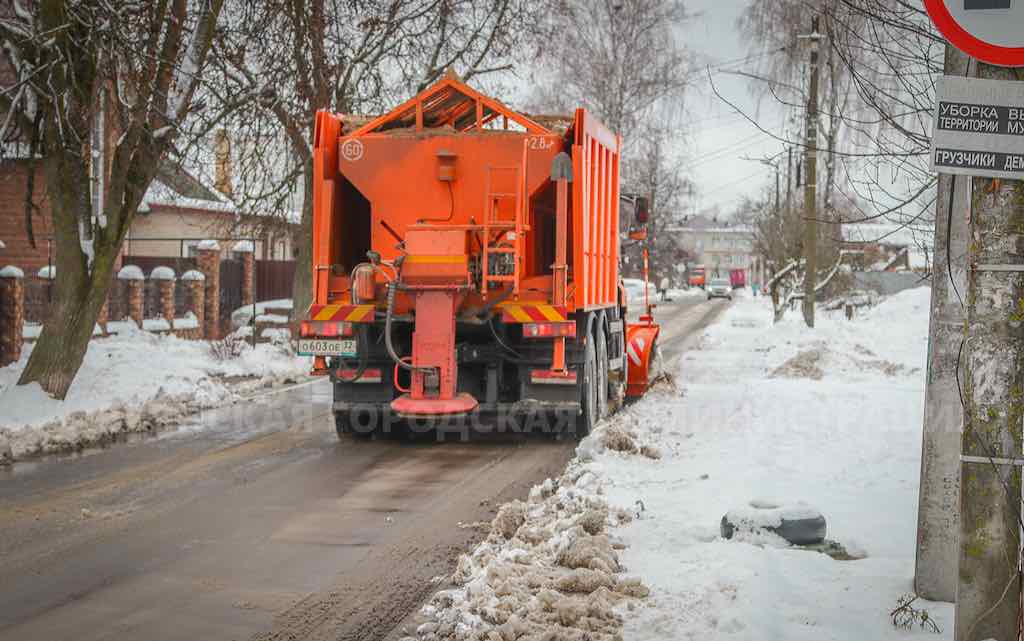 В Брянске убирают дороги от снега