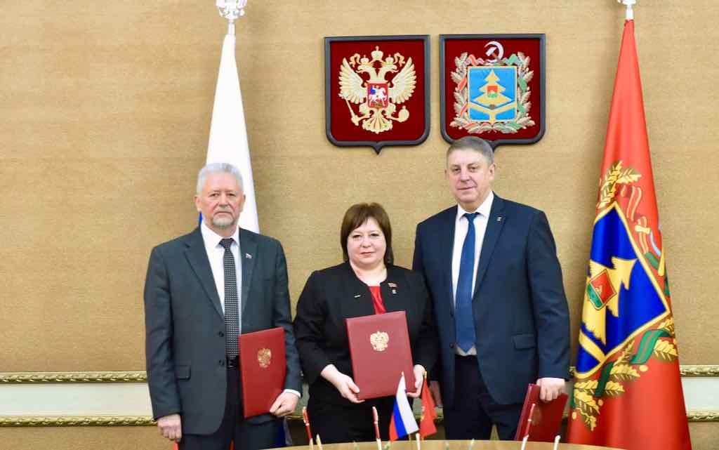 В правительстве Брянской области подписано соглашение с областной Федерацией профсоюзов и Региональным отделением работодателей