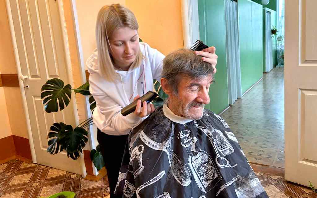 Волонтёры Дубровский школы № 1 провели благотворительную акцию в доме-интернате в Рековичах