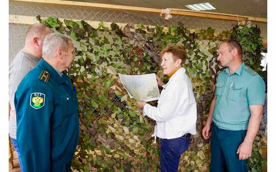 Брянские таможенники связали для фронта 40 тысяч квадратных метров маскировочных сетей