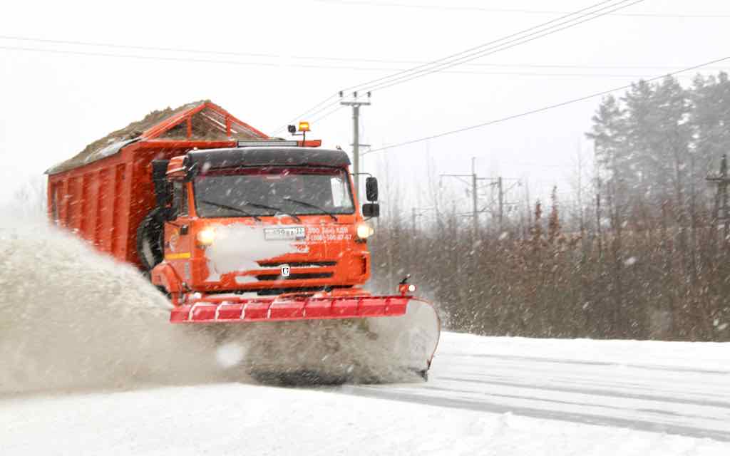Работники коммунальных служб проводят расчистку от снега региональных и межмуниципальных автодорог