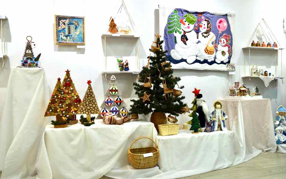 В Брянске работает выставка «Новый год в кругу семьи»