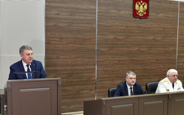 Александр Богомаз поздравил сотрудников и ветеранов прокуратуры с профессиональным праздником.