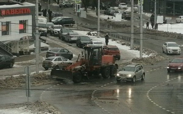 На уборку от снега улиц Брянска вышла спецтехника