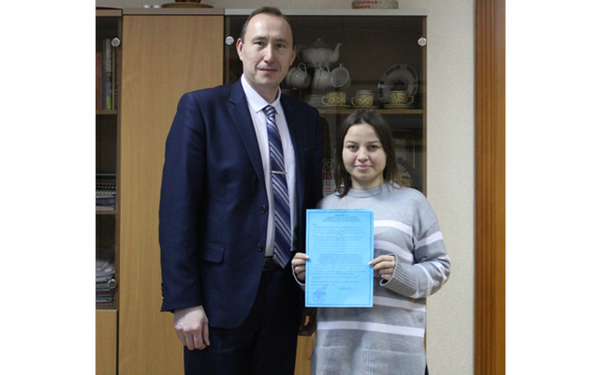 Семье брянского участника СВО вручили сертификат на покупку жилья