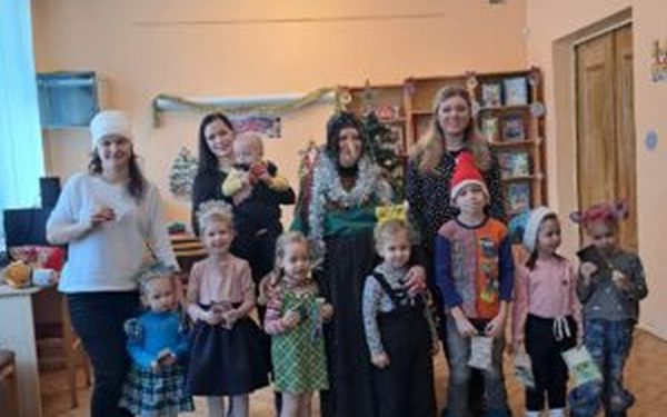 В библиотеке в Дятьково прошла конкурсно-игровая программа «Новогодние весеёые вытворяшки»