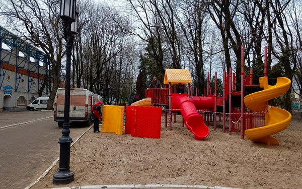 В брянском парке-музее имени Толстого заканчиваются работы по установке детской и спортплощадок