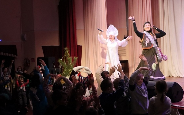 Стародубские ребята побывали на новогоднем представлении «Проделки Бабы Яги»