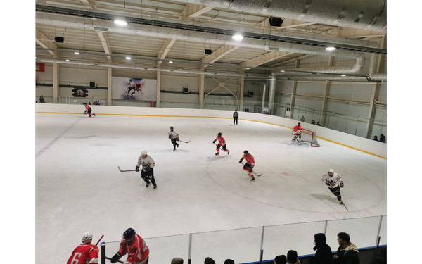 В Жуковке на льду встретились хоккейные команды «Десна» и «Транснефть»