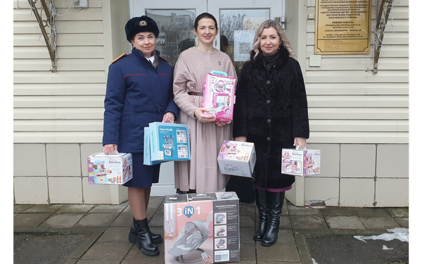 Воспитанников Карачевского центра помощи с Новым годом поздравили брянские следователи и детский омбудсмен