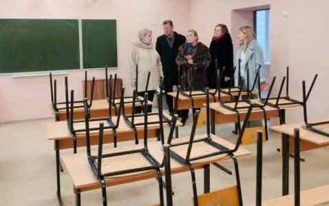 С ходом капремонта в  Трубчевской школе №1 ознакомилась директор департамента образования и науки Брянской области