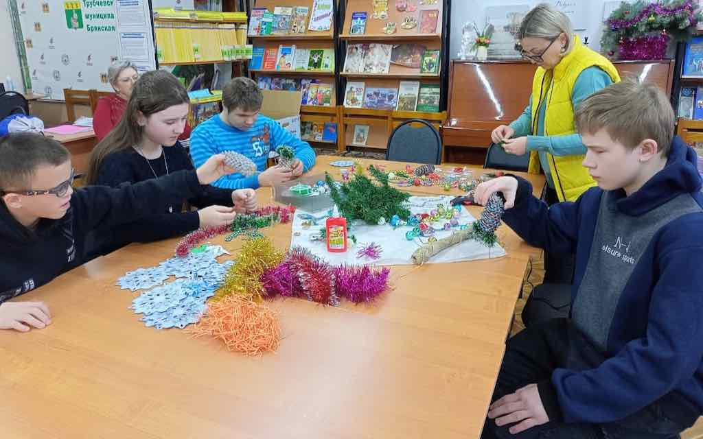 Трубчевские библиотекари провели новогодний мастер-класс