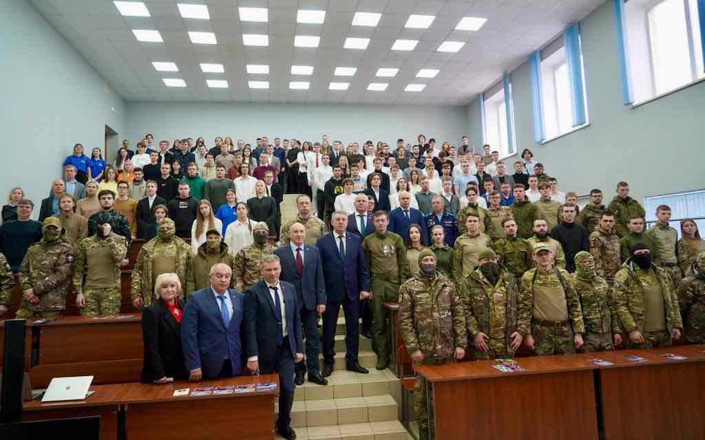 Александр Богомаз и представители отряда «БАРС-Брянск» встретились со студентами БГТУ