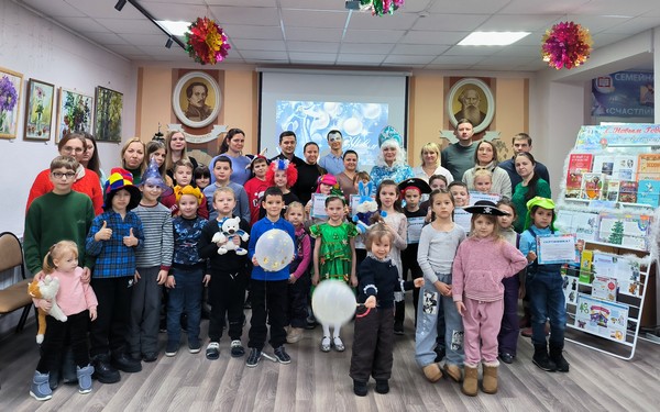 Юные читатели Брянска совершили библиопутешествие по зимним сказкам со Снегурочкой