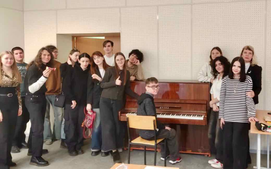 Учащиеся музыкального отделения Брянского областного колледжа искусств спели Всемирный студенческий гимн «Гаудеамус» 