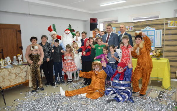 Для детей с ограниченными возможностями здоровья из Климовского района провели новогодний бал-маскарад