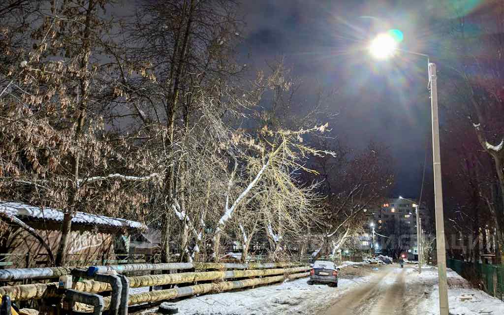 В Брянске к школе № 56 осветили дорогу