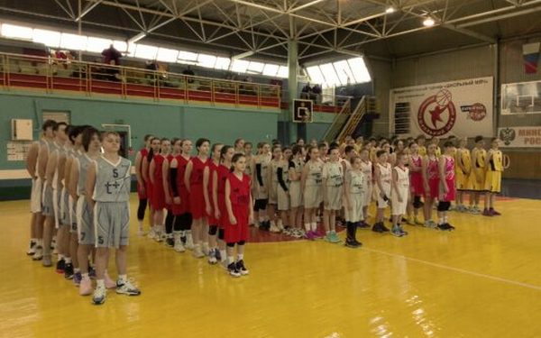 В Новозыбкове стартовал Рождественский турнир по баскетболу среди юношей и девушек