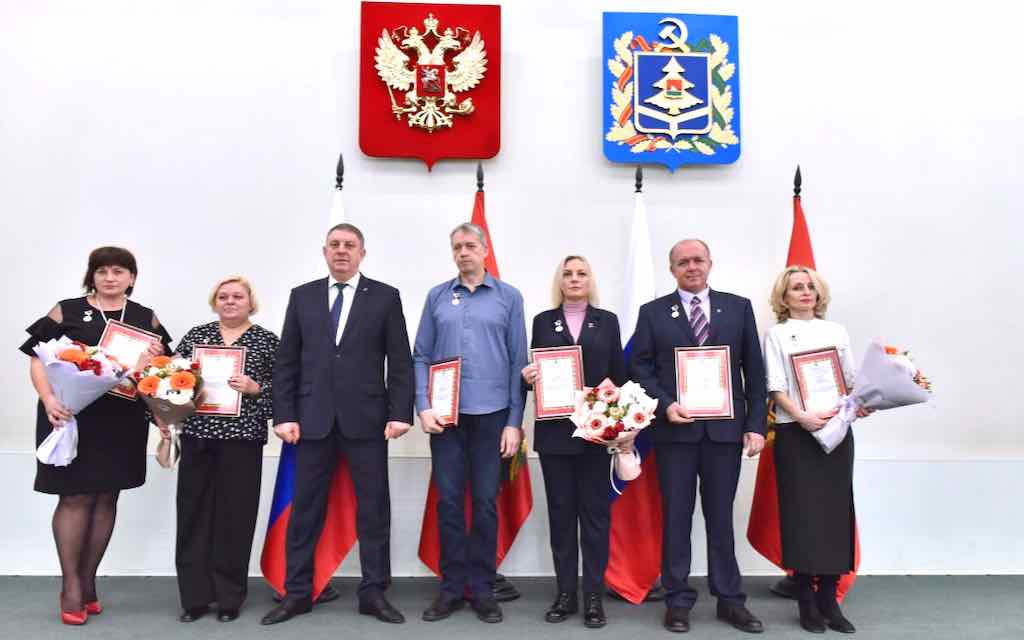 Брянский губернатор вручил награды представителям СМИ