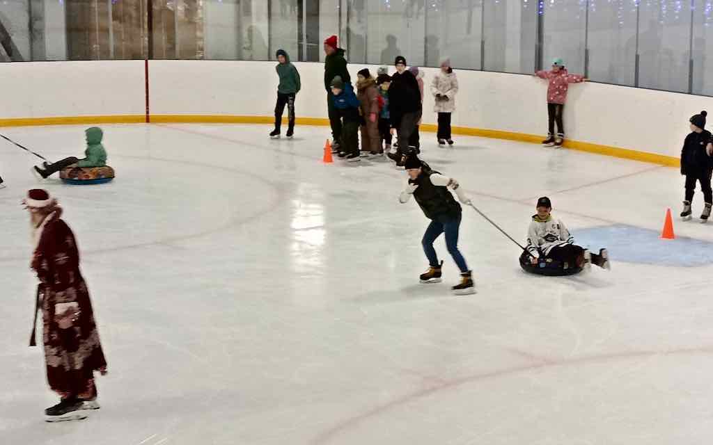 В Ледовом дворце посёлка Суземка Брянской области состоялось новогоднее представление