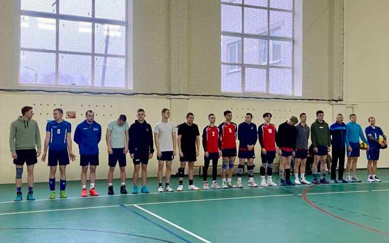 В Новозыбкове Брянской области проходит открытый мужской турнир по волейболу памяти Василия Украинцева