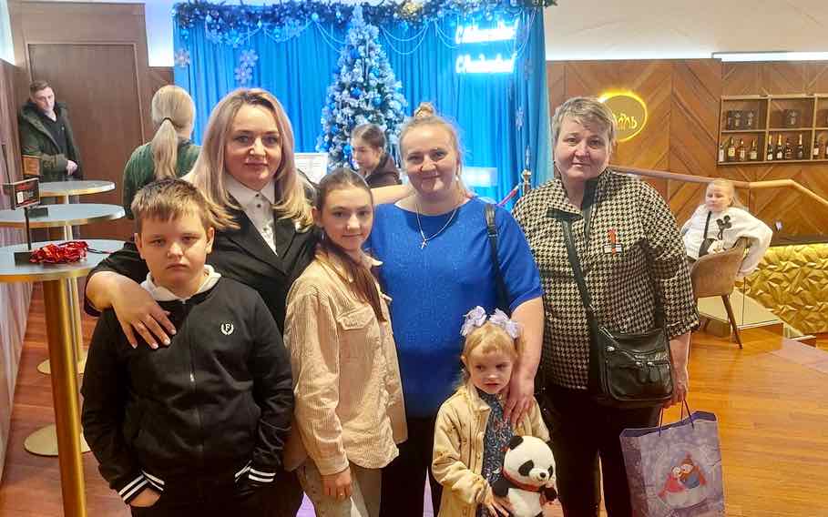 Брянские семьи участников СВО посмотрели в Москве спектакль «Как зажечь ёлку»