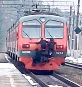 В Брянске транспортные полицейские сняли с электропоезда подростков-зацеперов