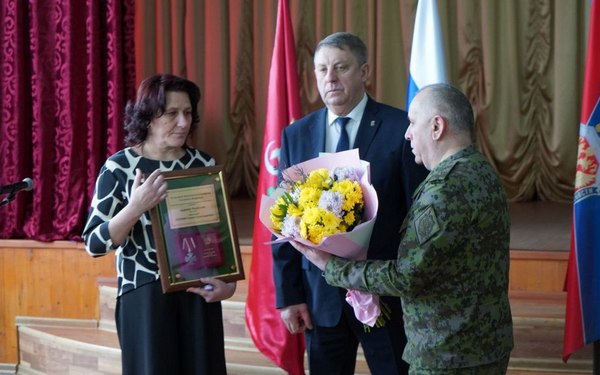 Александр Богомаз передал Орден Мужества героя Сергея Шапкина его матери