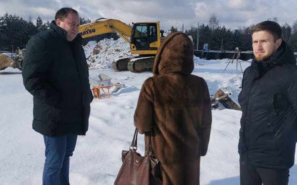 Строящиеся спортивные объекты в Брянской области осмотрел Денис Амеличев