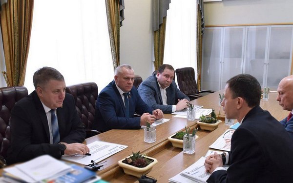 Александр Богомаз провёл встречу с генеральным директором Клинцовского автокранового завода