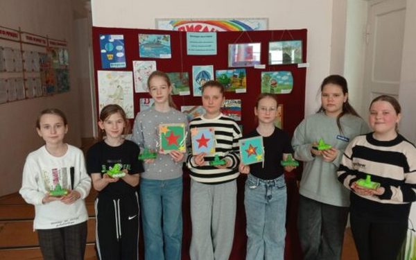 Ущиеся детских объединений Суражского центра детского творчества сделали подарки для любимых пап