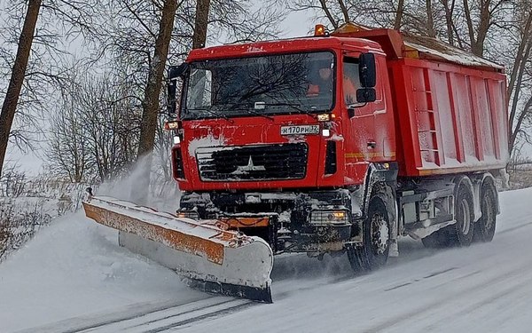 Очистка дорог от снега в Брянской области ведётся круглосуточно