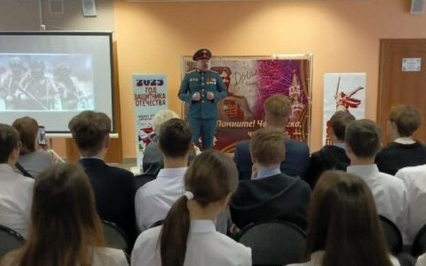 Клинцовские школьники на открытии Года защитника Отечества пообщались с участником СВО