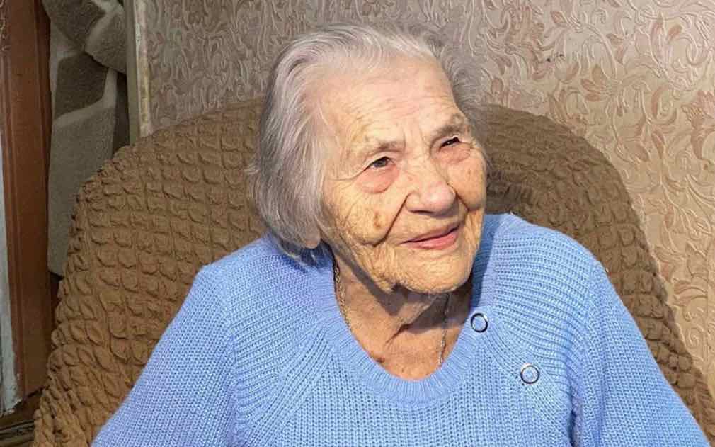 Губернатор Брянской области поздравил с вековым юбилеем ветерана Анну Акимовну Иванову