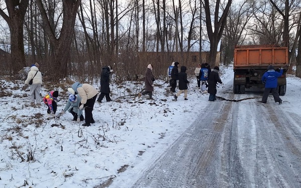 Активисты Брянска приняли участие в «Санитарной пятнице» на месте будущего мемориала