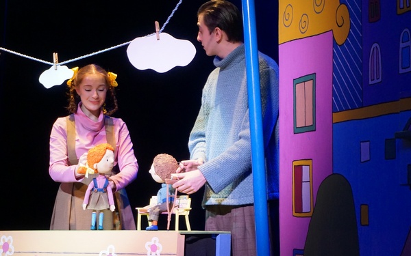 Юным брянским поклонникам театрального искусства показали премьерный спектакль «Цветик-семицветик»